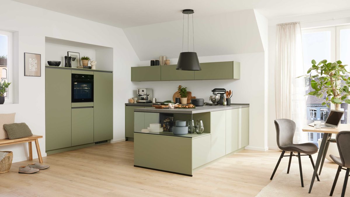 Einbaukueche-culineo-aus-Holz-in-Hellgruen-Culineo-Einbaukueche-C357-mit-Einbaugeraeten-Olive-und-Schiefergrau-zweizeilig-guenstiger